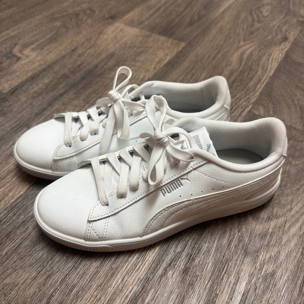 Women’s white puma shoes size 7.5